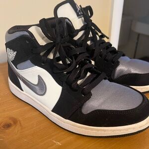 Jordan 1s Mid SE
